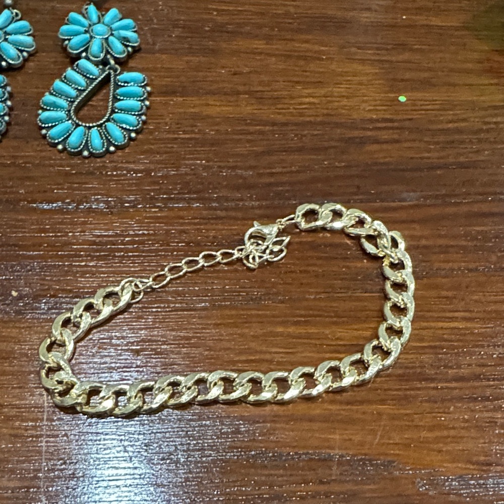 Elegant Gold Tone Cuban Chain Bracelet - Picture 3 of 3
